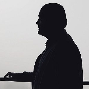 دانلود موزیک ویدئو جدید سینا سرلک با نام زیبای خواب آلود